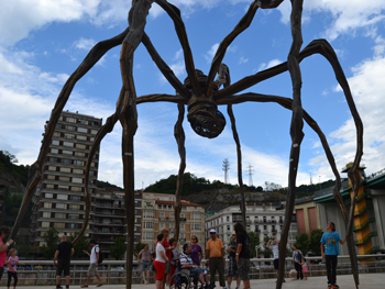 Debajo de la araña, muy famosa, para que nos proteja.